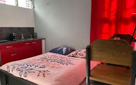 Joli Studio Proche De Toutes Commodites